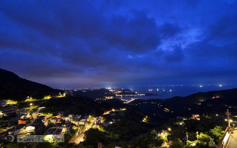 九份的住宿－九份觀海樓 	，夜晚的城市景观