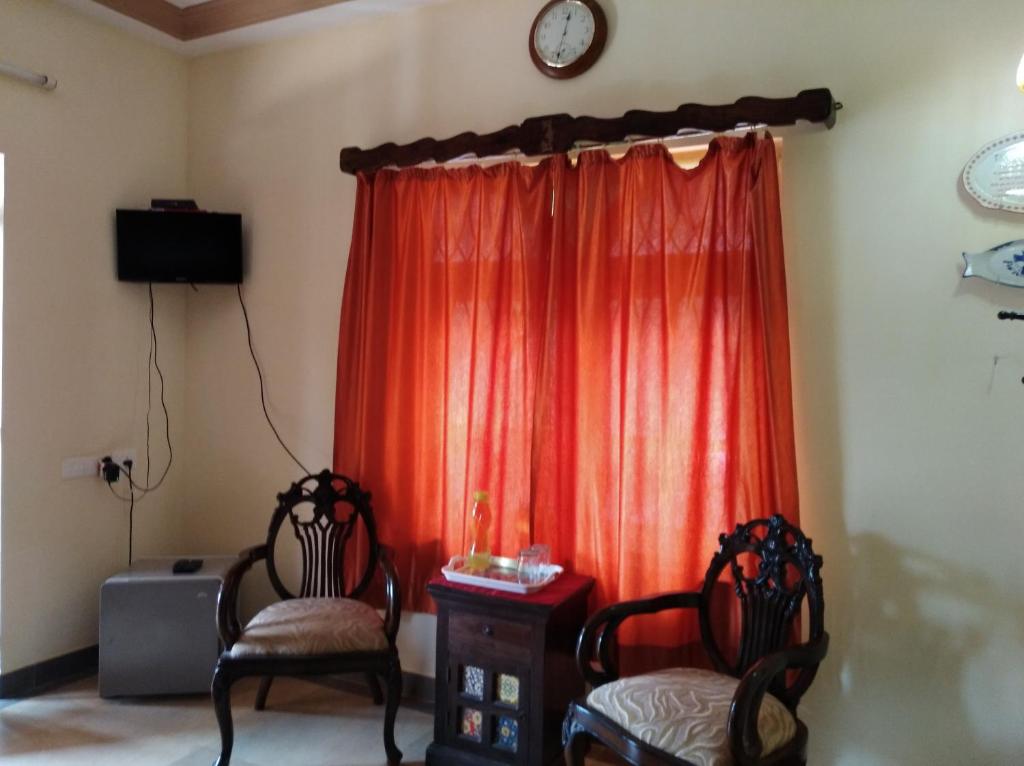 TV a/nebo společenská místnost v ubytování The Pereira's Goan Homestay Villa