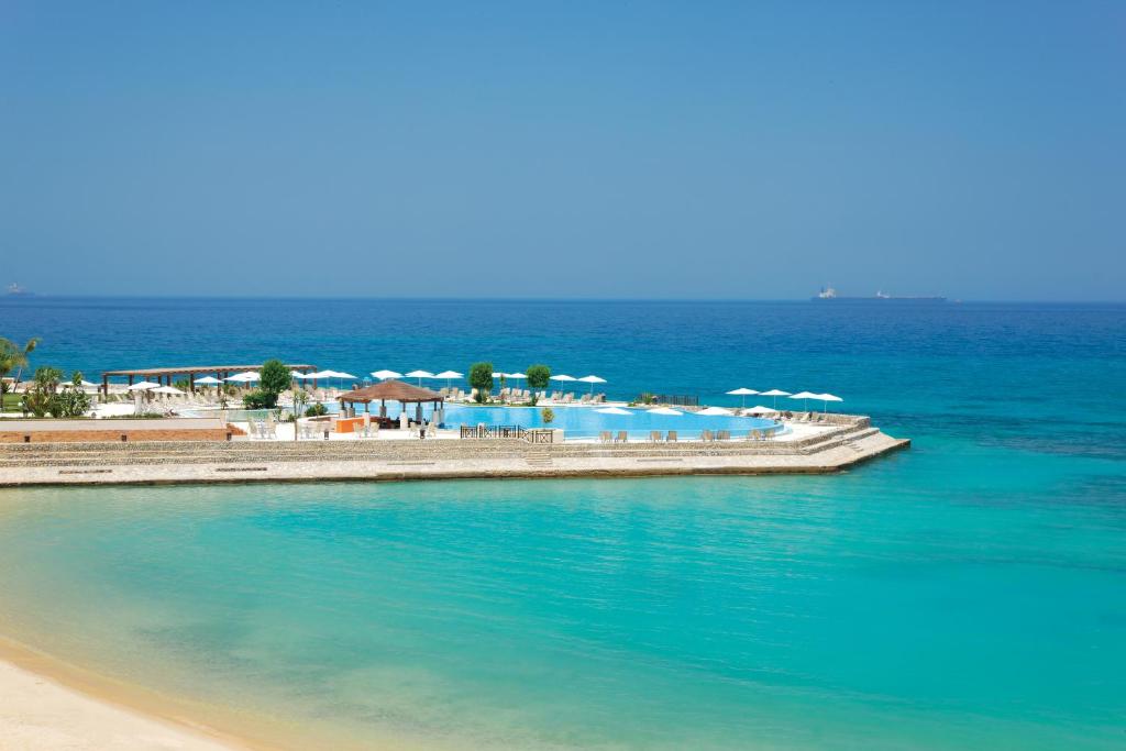 Pantai di atau dekat dengan resort