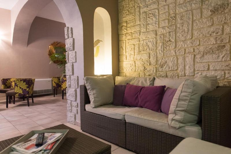 Posezení v ubytování Logis Hostellerie De L'Abbaye