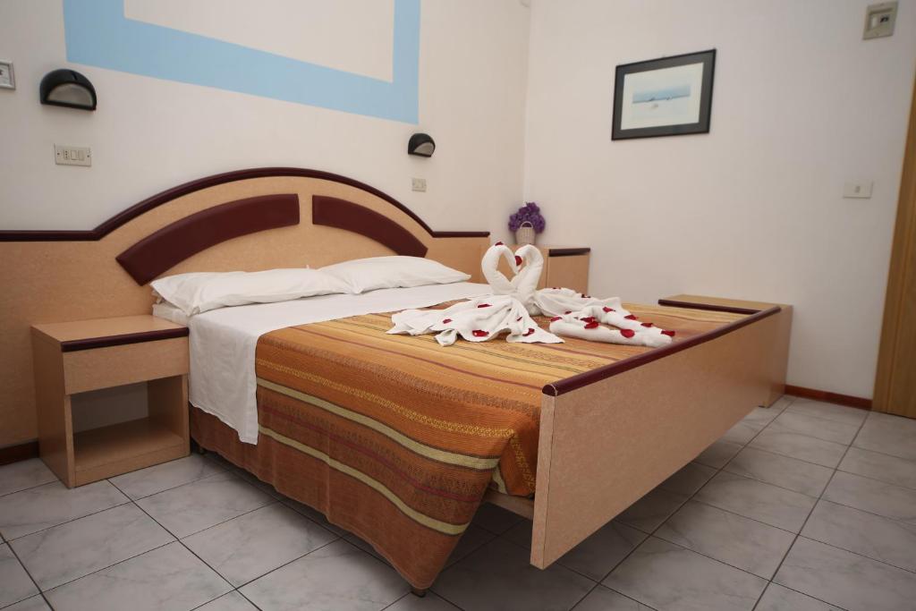 A bed or beds in a room at Hotel Lugano