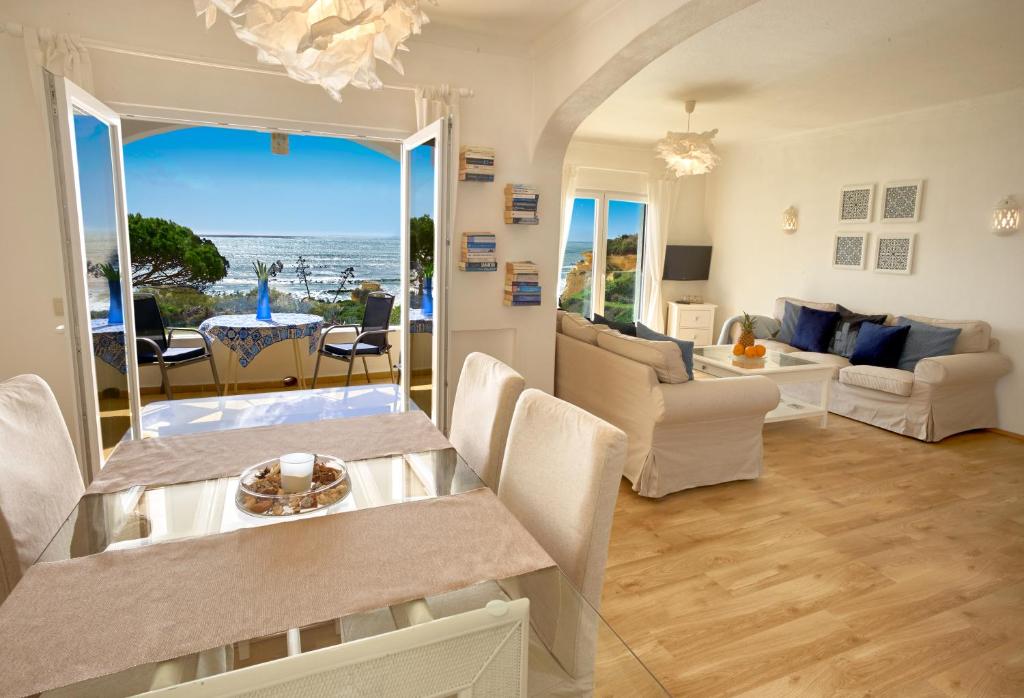 ラゴアにあるE&M Beach House Aldeamento do Levante IIの海の景色を望むリビングルーム