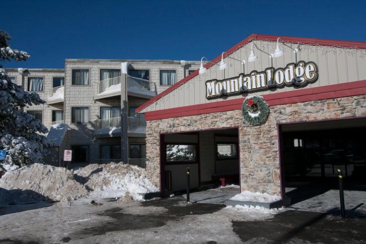 a front of a building with a mountain lodge at Mountain Lodge in Snowshoe