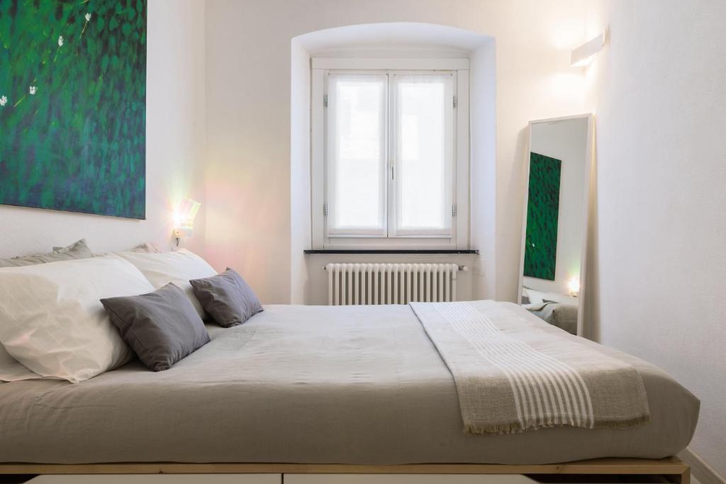A bed or beds in a room at Portofino Dream Flexyrent NO air conditioning