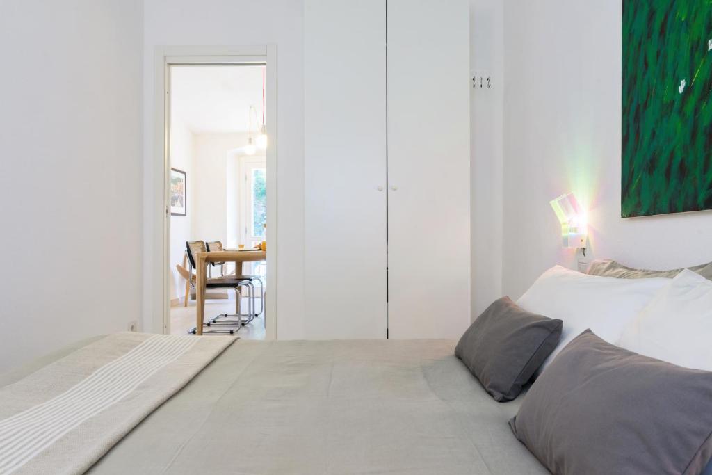 A bed or beds in a room at Portofino Dream Flexyrent NO air conditioning