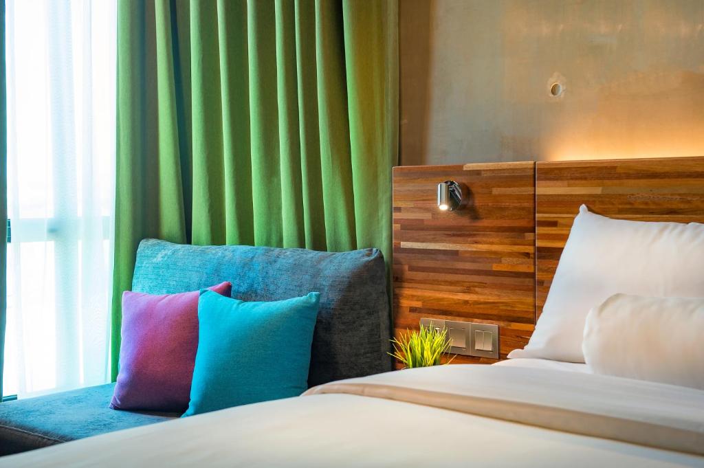 Postel nebo postele na pokoji v ubytování ibis Styles Kota Kinabalu Inanam