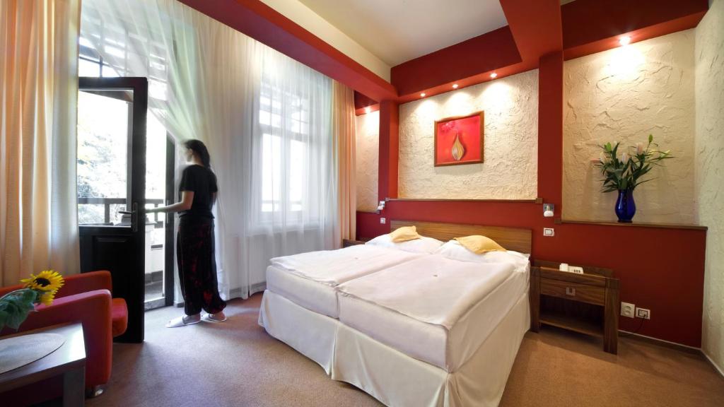 Postel nebo postele na pokoji v ubytování Spa & Wellness Hotel St. Moritz