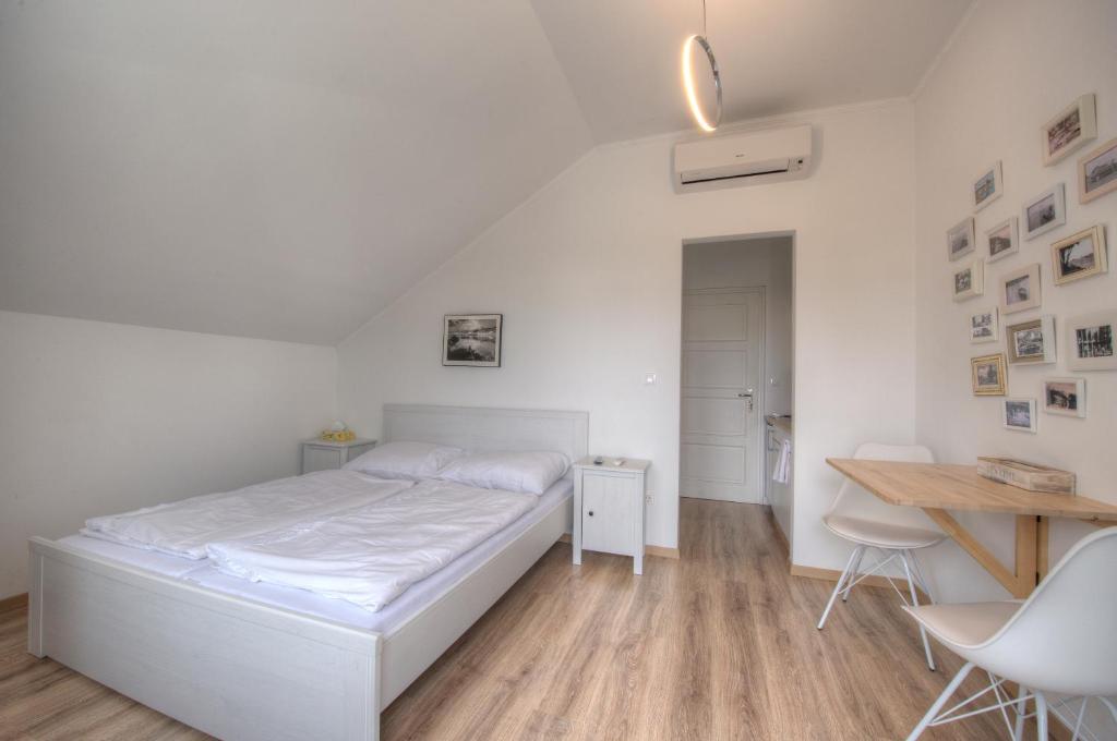 Postel nebo postele na pokoji v ubytování Hilltop Apartments