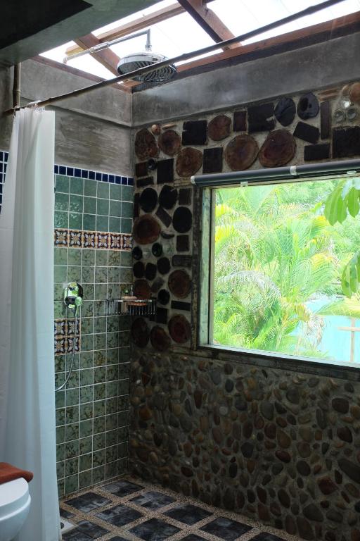 Vonios kambarys apgyvendinimo įstaigoje Panji Panji Tropical Wooden Home