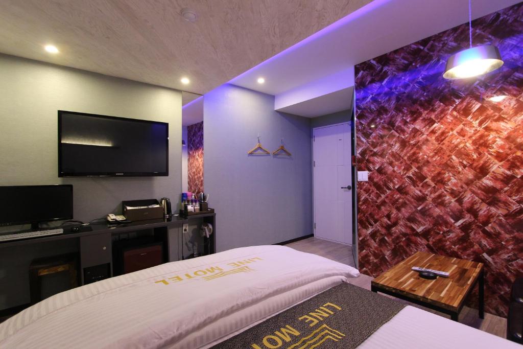 TV a/nebo společenská místnost v ubytování Line Motel