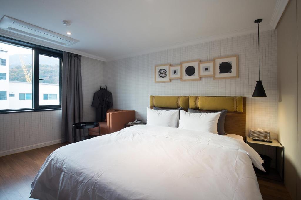 Postel nebo postele na pokoji v ubytování Brown-Dot Hotel Choeup