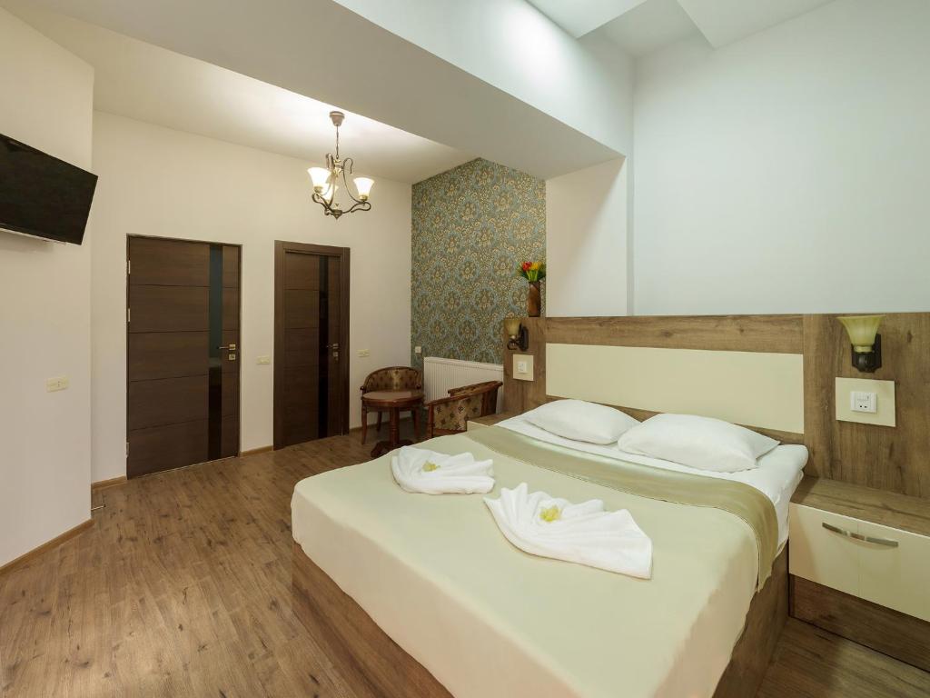 Postel nebo postele na pokoji v ubytování Premium Hotel Yerevan