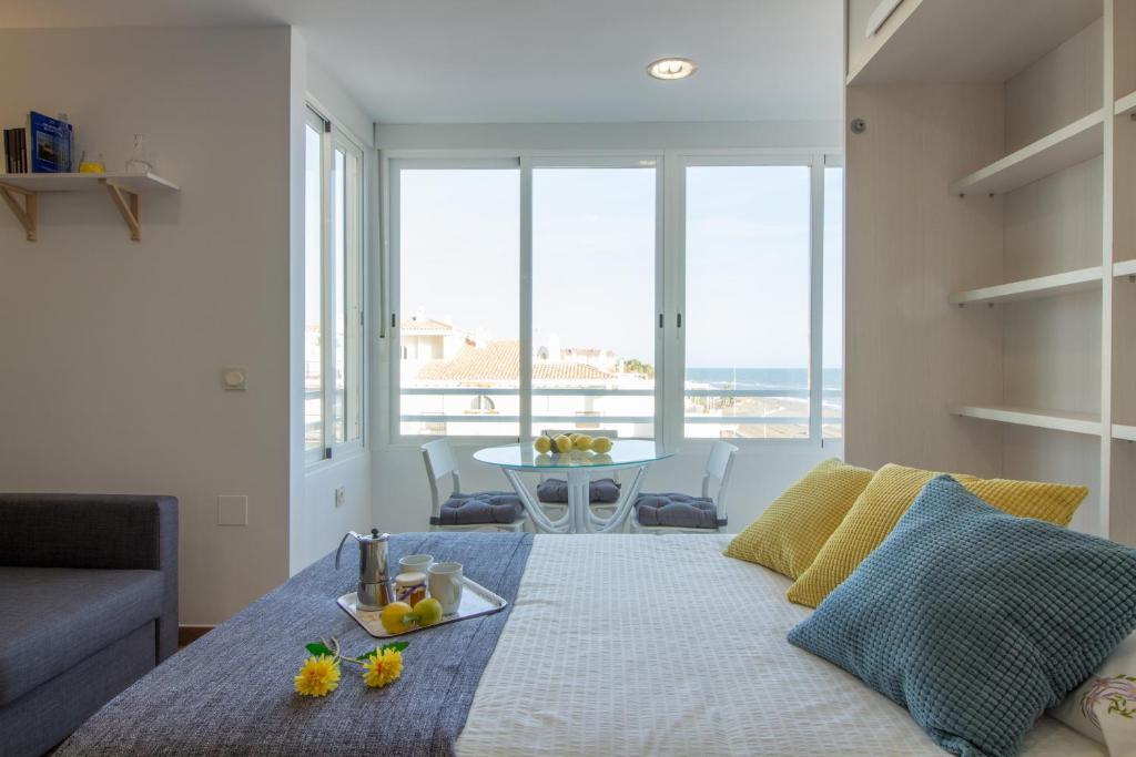 uma sala de estar com uma cama e vista para o oceano em Capri 403 em Torrox Costa