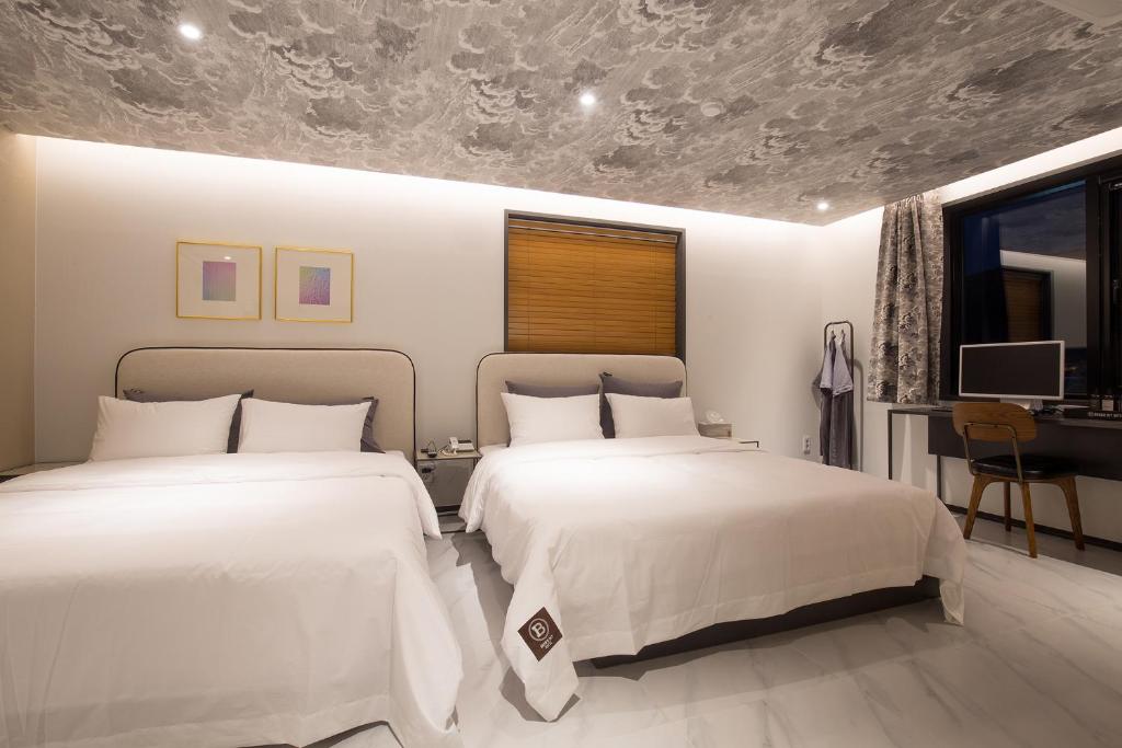 Postel nebo postele na pokoji v ubytování Brown-Dot Hotel Choeup