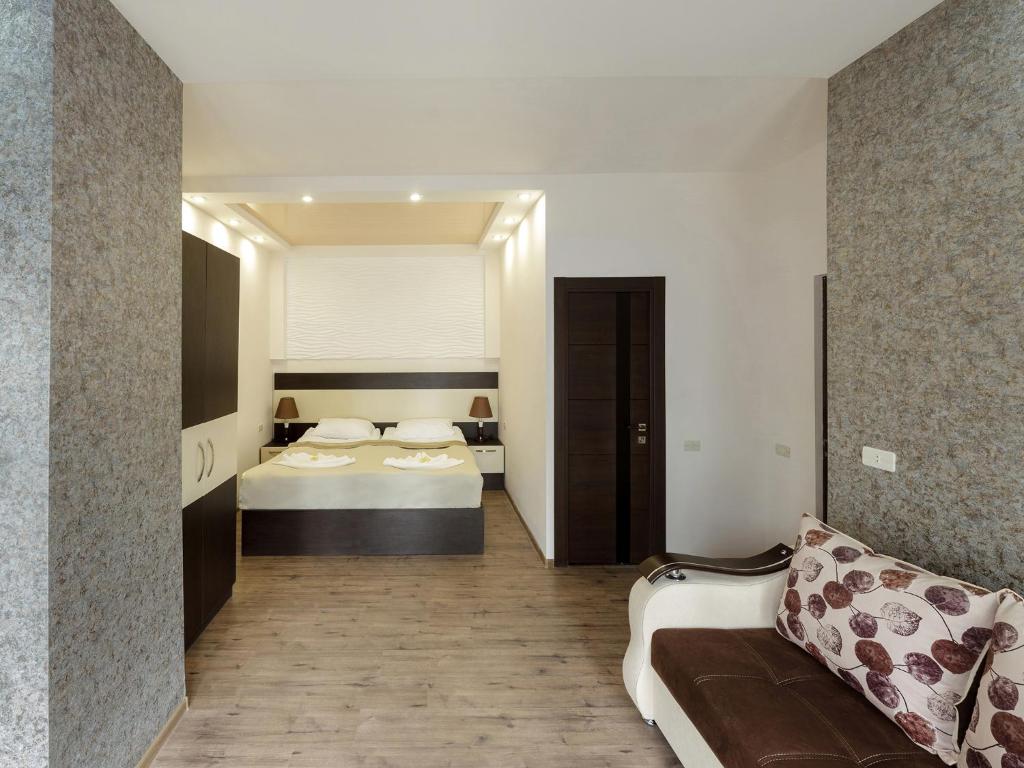 Postel nebo postele na pokoji v ubytování Premium Hotel Yerevan