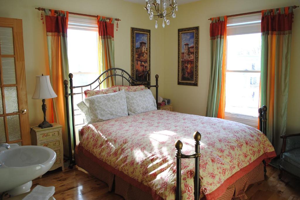 Postel nebo postele na pokoji v ubytování Auberge Marquis de Montcalm