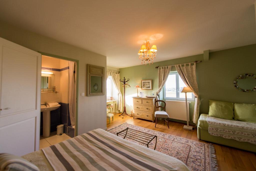 a bedroom with a bed and a desk and a chair at Chambres d'hotes Saint Malo La Barbinais Bed&Breaksfast in Saint Malo