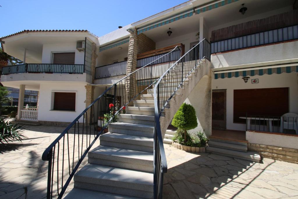 un escalier menant à une maison dans l'établissement apartamento Kottmann, à Cambrils