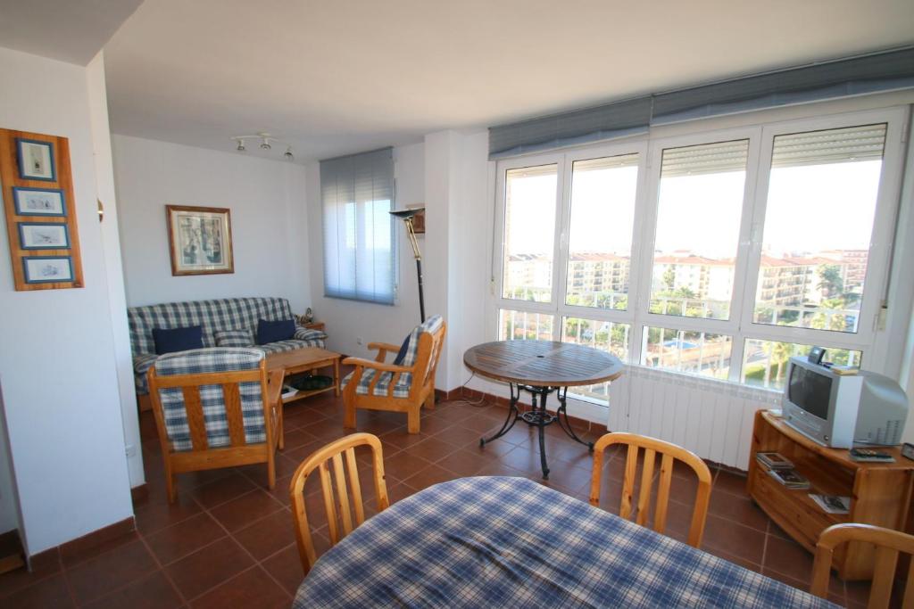カンブリルスにあるApartamento Sant Joanのリビングルーム(テーブル、椅子、テレビ付)