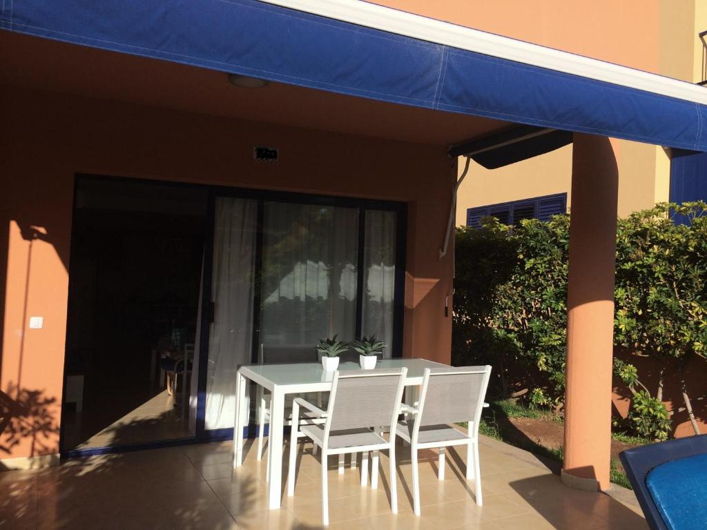 A balcony or terrace at Bahia Meloneras Villa