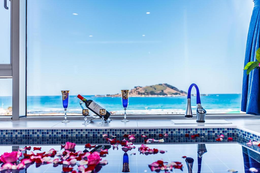 una encimera con copas de vino y una ventana en Blue Spring Hotel, en Jeju