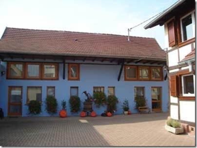 una casa con calabazas delante en Mélodies d'Alsace, en Lipsheim