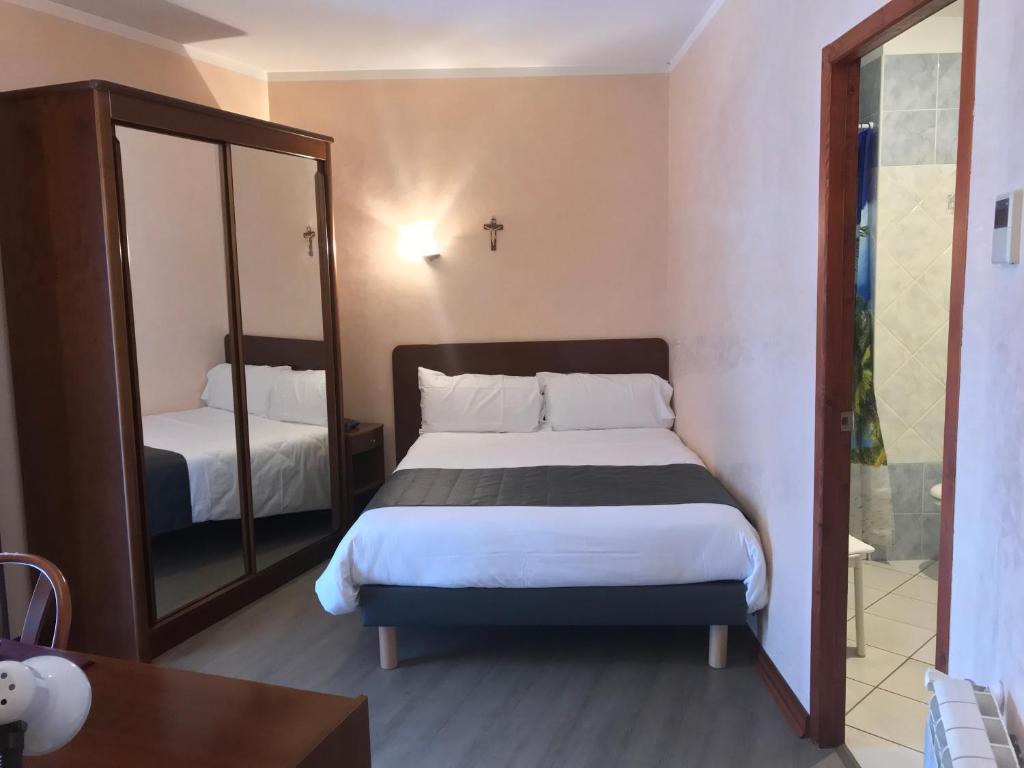 Llit o llits en una habitació de Hôtel Vesuvio