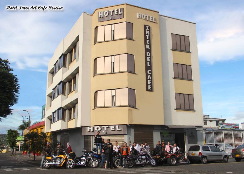 un grupo de motocicletas estacionadas frente a un hotel en Hotel Inter del Café, en Pereira