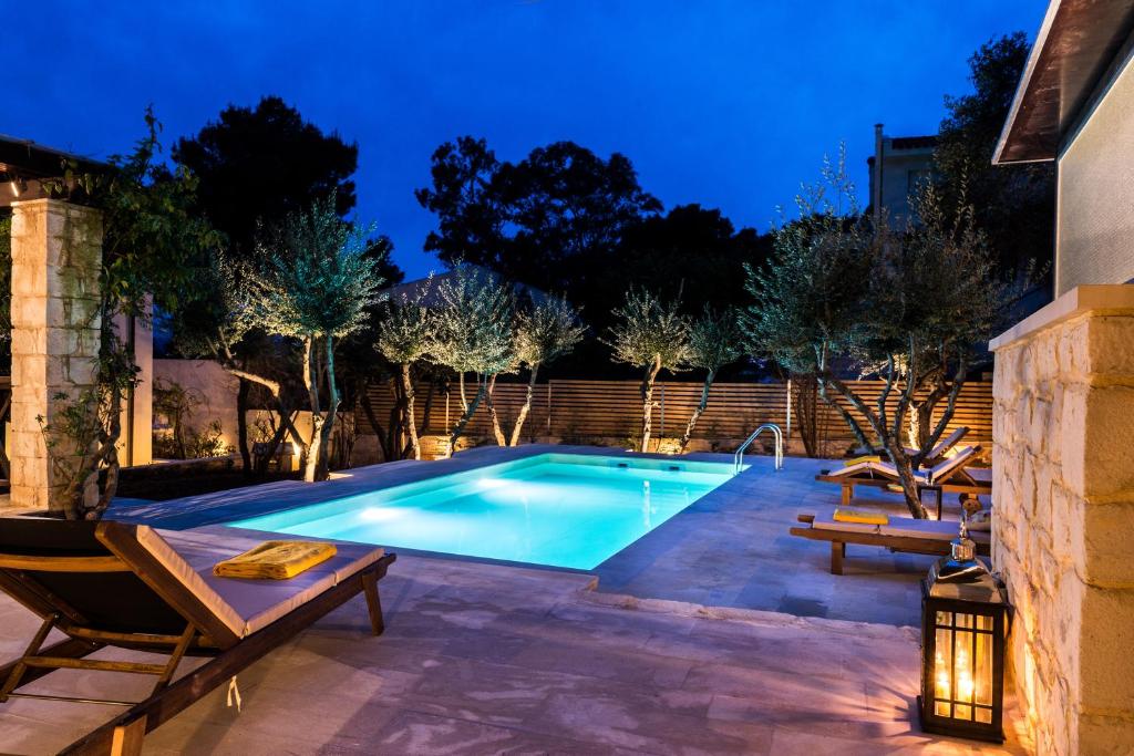 een zwembad in een achtertuin 's nachts bij Koukounari luxury villa in Chania