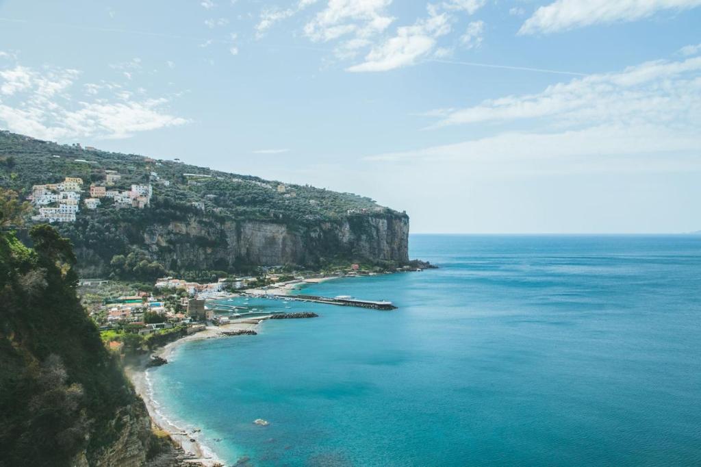 ヴィーコ・エクエンセにあるPenisola Apartmentの青い海水の海岸の空中風景