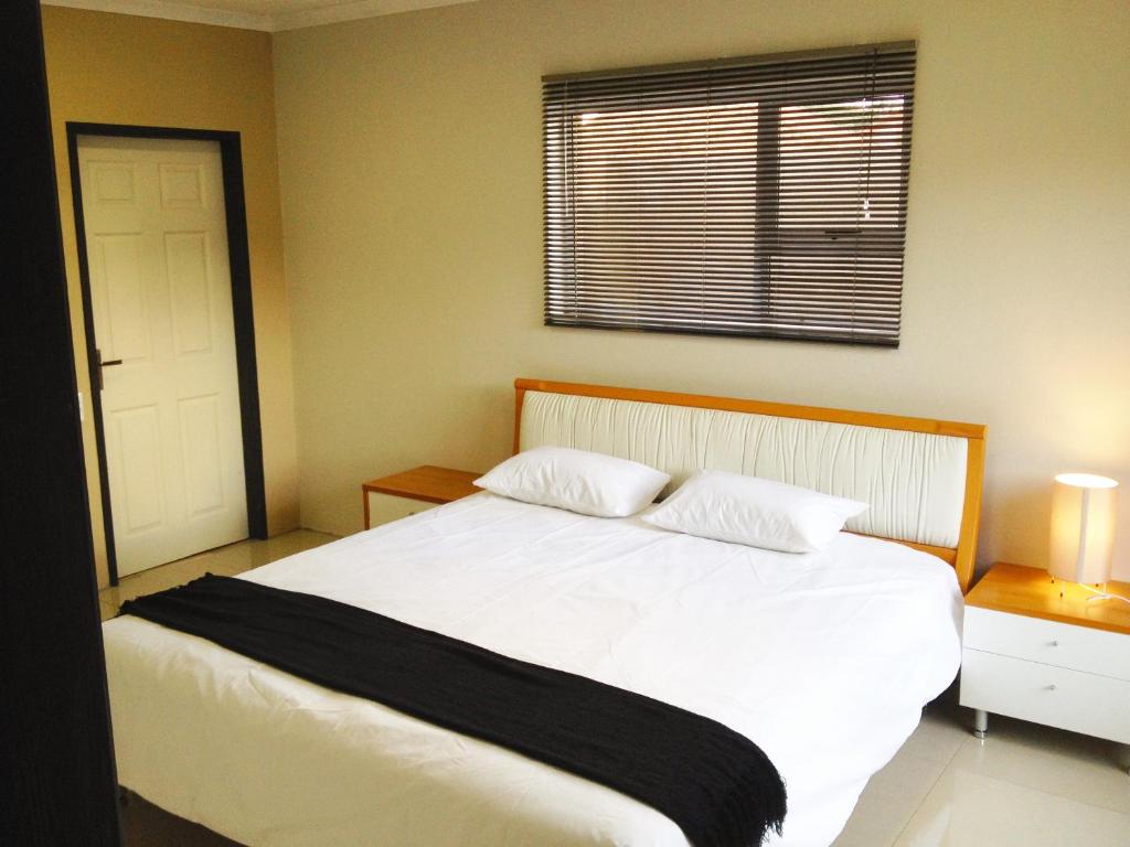 Un pat sau paturi într-o cameră la AfrikaWisa at O.R. Tambo International Airport