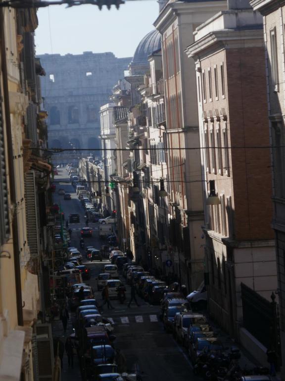 ローマにあるRomAmore luxury apartmentの車を停めた街並みを望む
