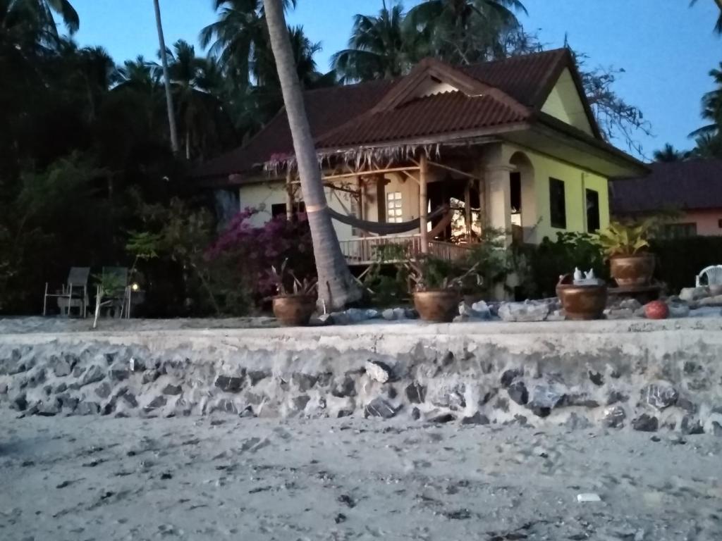 una casa en la playa en Right on the beach house en Taling Ngam Beach