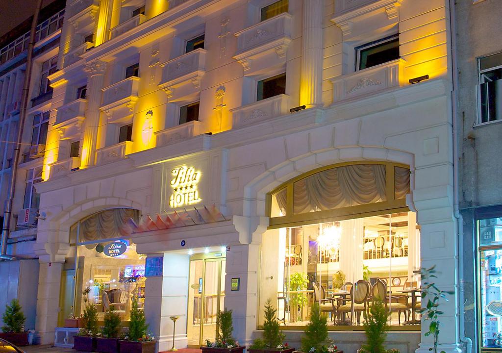 een gevel van een gebouw met een restaurant bij Tilia Hotel in Istanbul