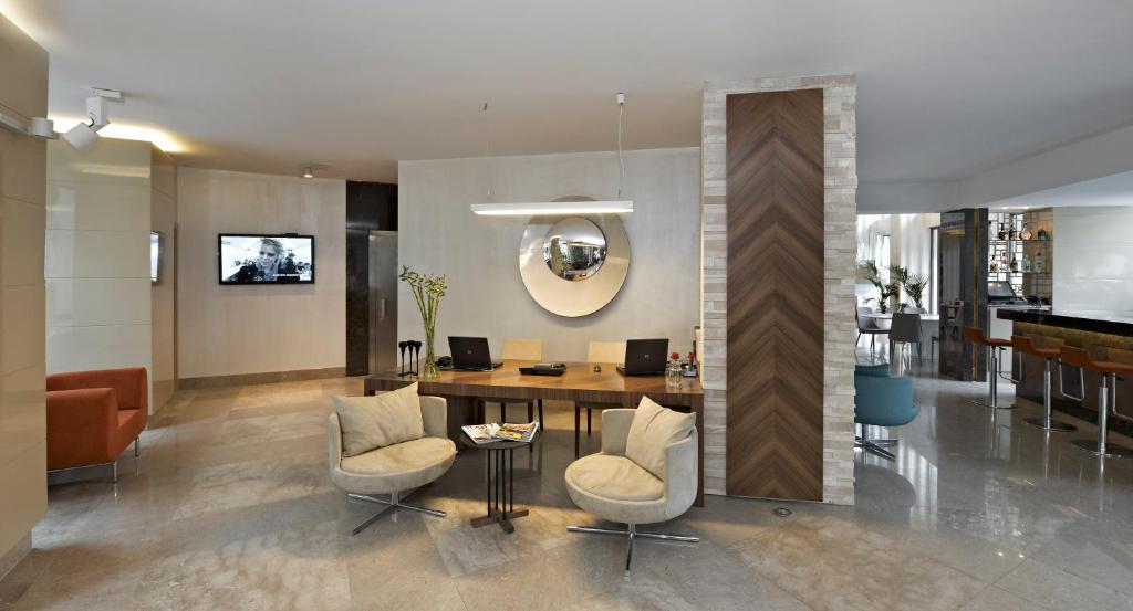 Uma TV ou centro de entretenimento em Ramada by Wyndham Istanbul Grand Bazaar