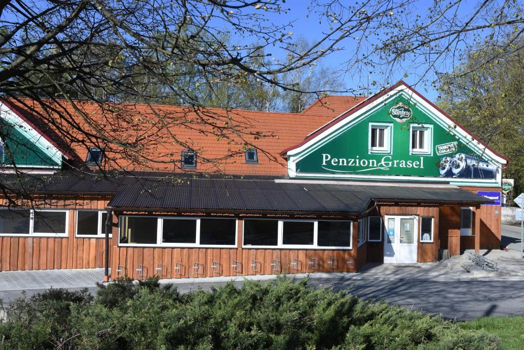 a building with a sign that reads parrot stand at Penzion Grasel in Nové Syrovice