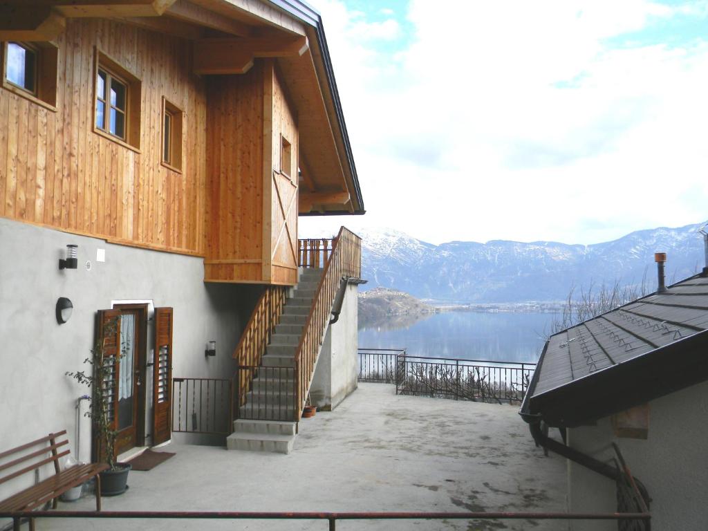 budynek ze schodami i widokiem na jezioro w obiekcie Maso Pianezza House w mieście Calceranica al Lago