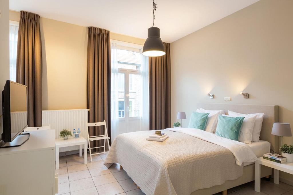 ein Hotelzimmer mit einem Bett und einem Fenster in der Unterkunft Hotel Franky in Blankenberge