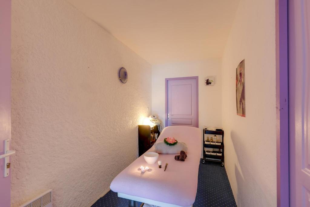 Postel nebo postele na pokoji v ubytování Hôtel Spa L'Ermitage