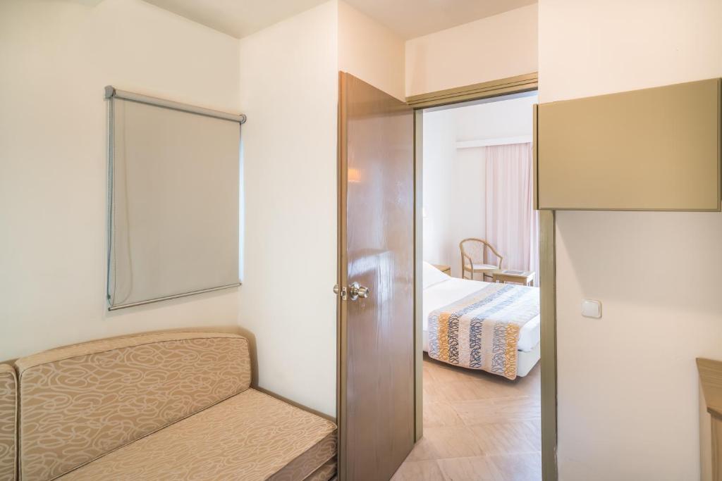 Postel nebo postele na pokoji v ubytování Iberostar Waves Creta Panorama & Mare