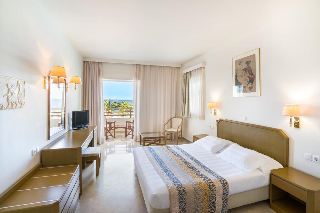TV a/nebo společenská místnost v ubytování Iberostar Waves Creta Panorama & Mare