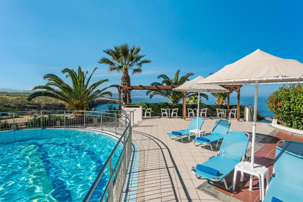Bazén v ubytování Iberostar Waves Creta Panorama & Mare nebo v jeho okolí