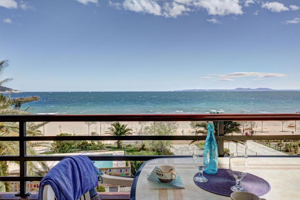 ロザスにあるGlobal Immo 3170 Hort De Mar Eの海の景色を望むバルコニー(テーブル付)