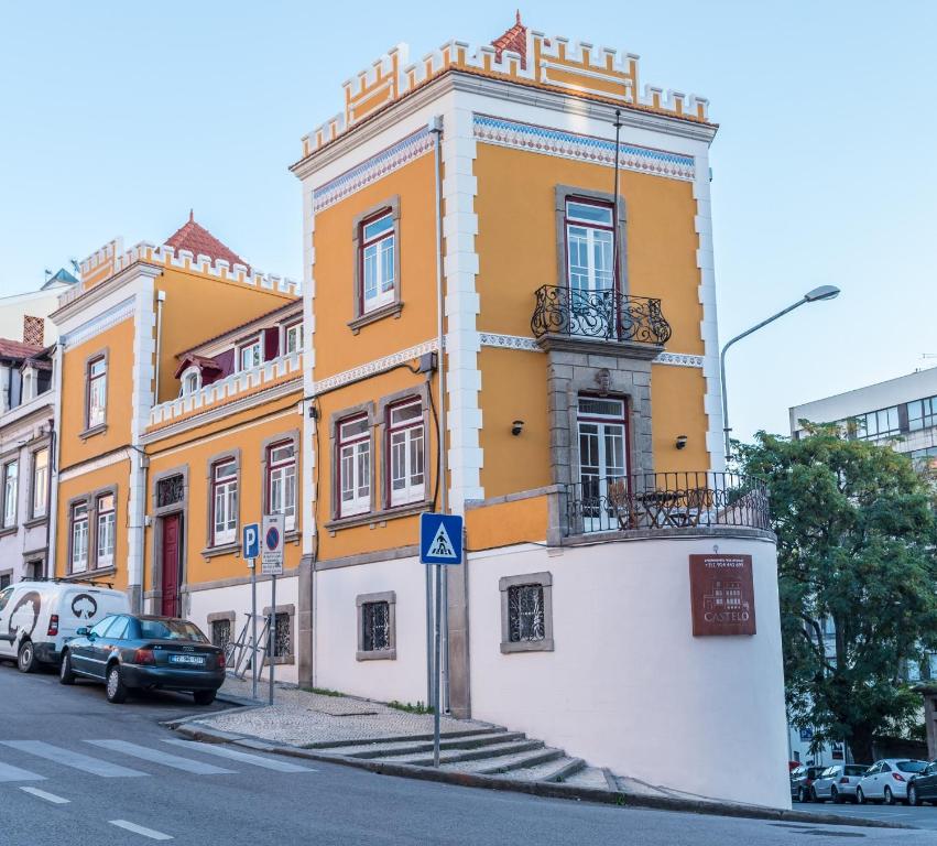 un edificio amarillo al lado de una calle en FeelCoimbra Castelo Boutique Apartments, en Coímbra