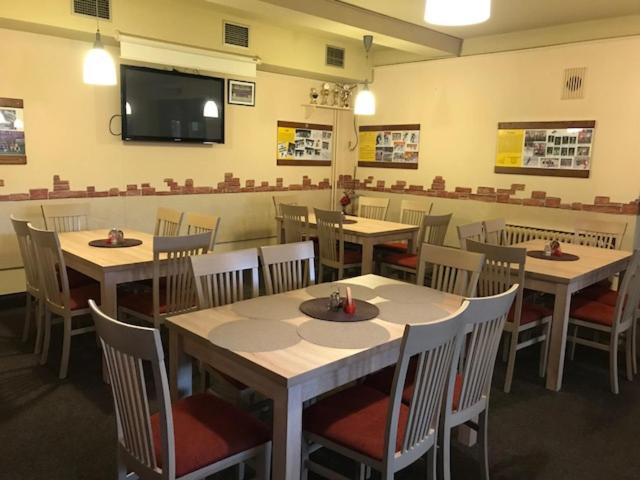 Restauracja lub miejsce do jedzenia w obiekcie Hotel Zimní stadion Náchod