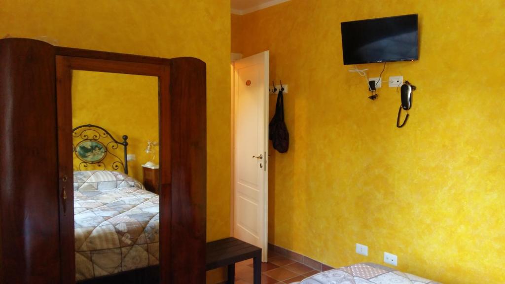 A bed or beds in a room at Borgo La Forgia