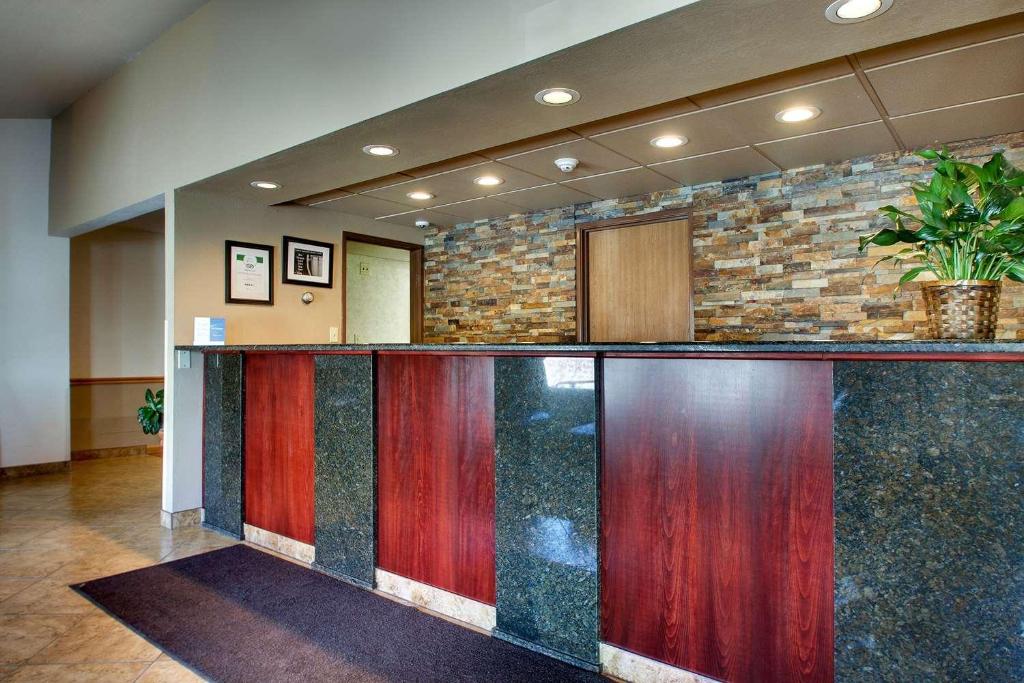 Best Western West Hills Inn photo