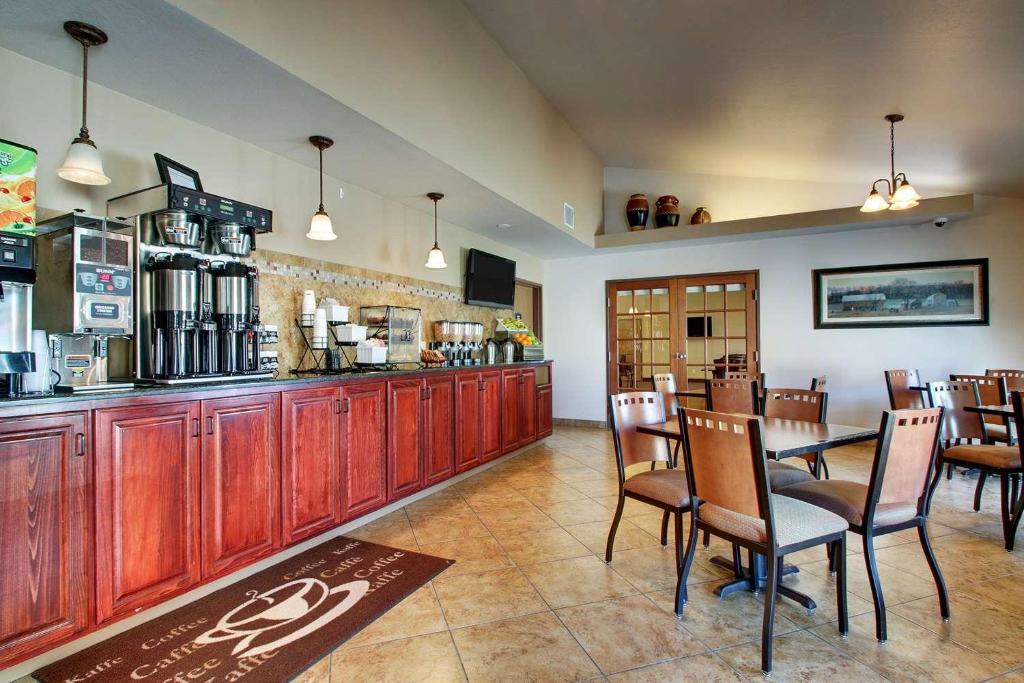 Best Western West Hills Inn photo