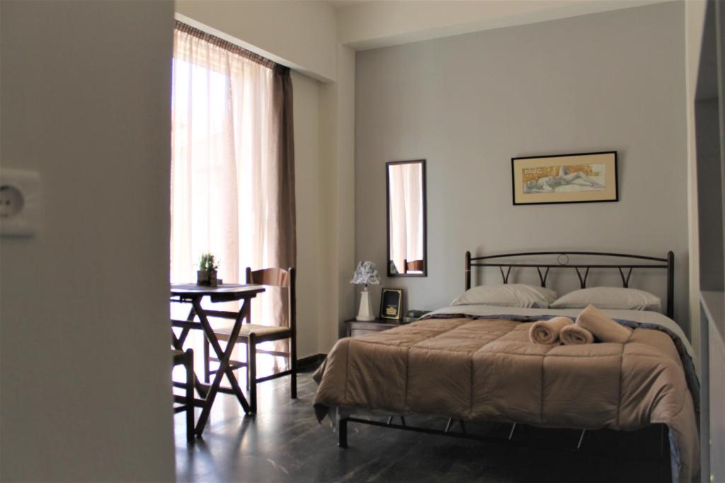 Un pat sau paturi într-o cameră la CENTRAL guest room