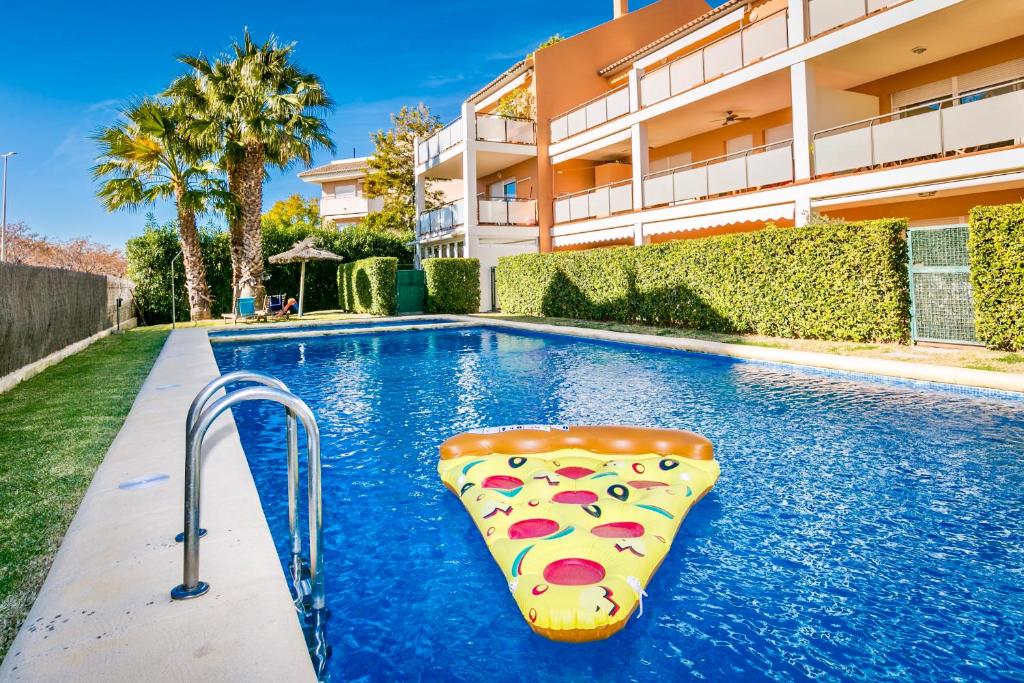 ハベアにあるLos Popisのピザ1切れ付きのプールを提供しています。